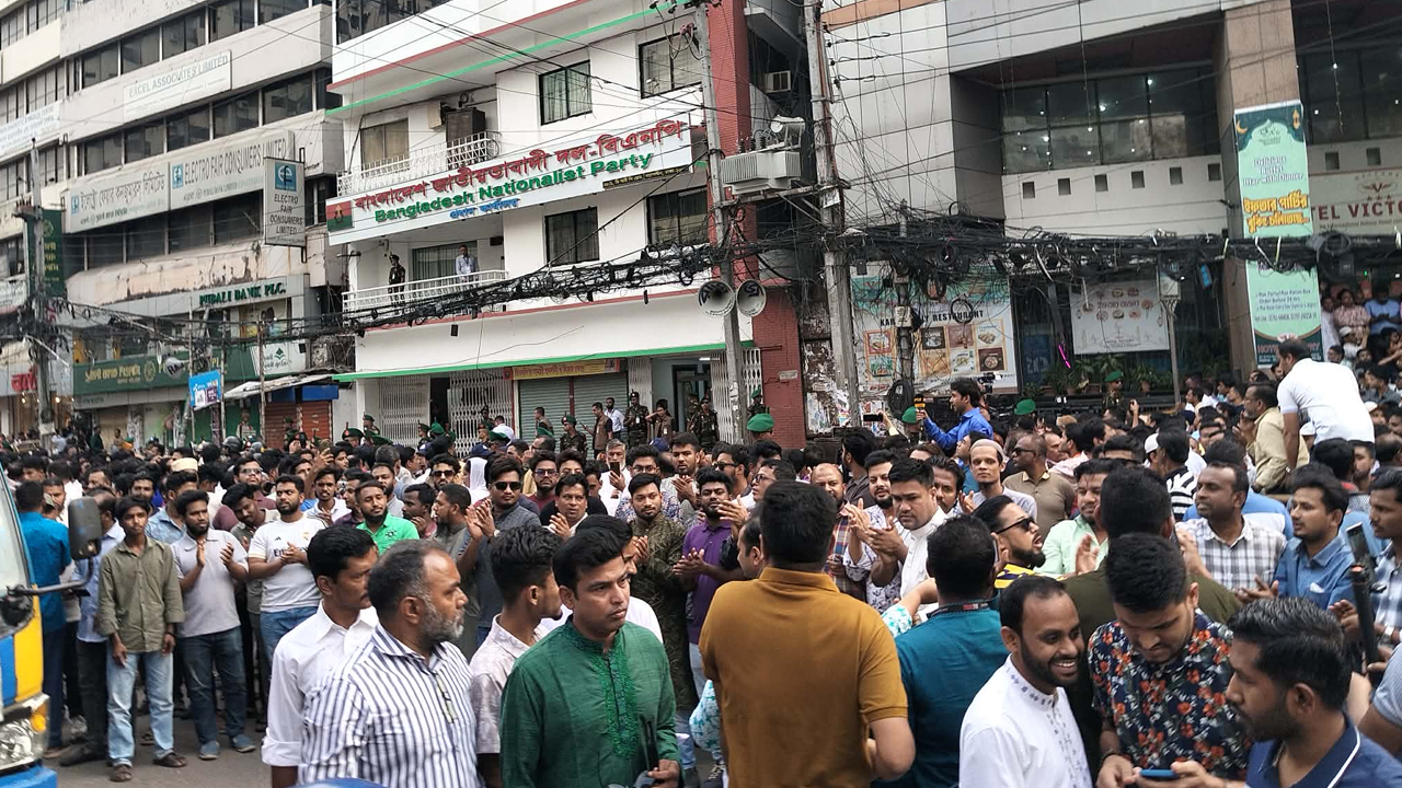 নয়াপল্টনে বিএনপির কেন্দ্রীয় কার্যালয়ে নেতাকর্মীদের ভিড়