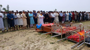 প্রথম সমাচার Prothom Somachar টাঙ্গাইলের কালিহাতীতে ট্রাক উল্টে নিহত নওগাঁর ৬ জনের গণদাফন, জানাজায় শোকাহত স্বজন ও হাজারো মানুষ।