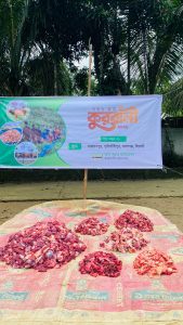 প্রথম সমাচার Prothom Somachar আস-সুন্নাহ ফাউন্ডেশনের ঈদুল আজহা কোরবানির গোশত বিতরণ কার্যক্রম, যেখানে স্বেচ্ছাসেবকরা অভাবী মানুষের মাঝে মাংস বিতরণ করছেন।