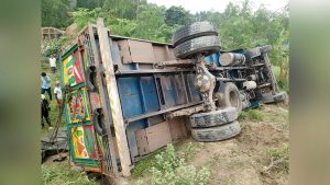 দুর্ঘটনাকবলিত ট্রাক