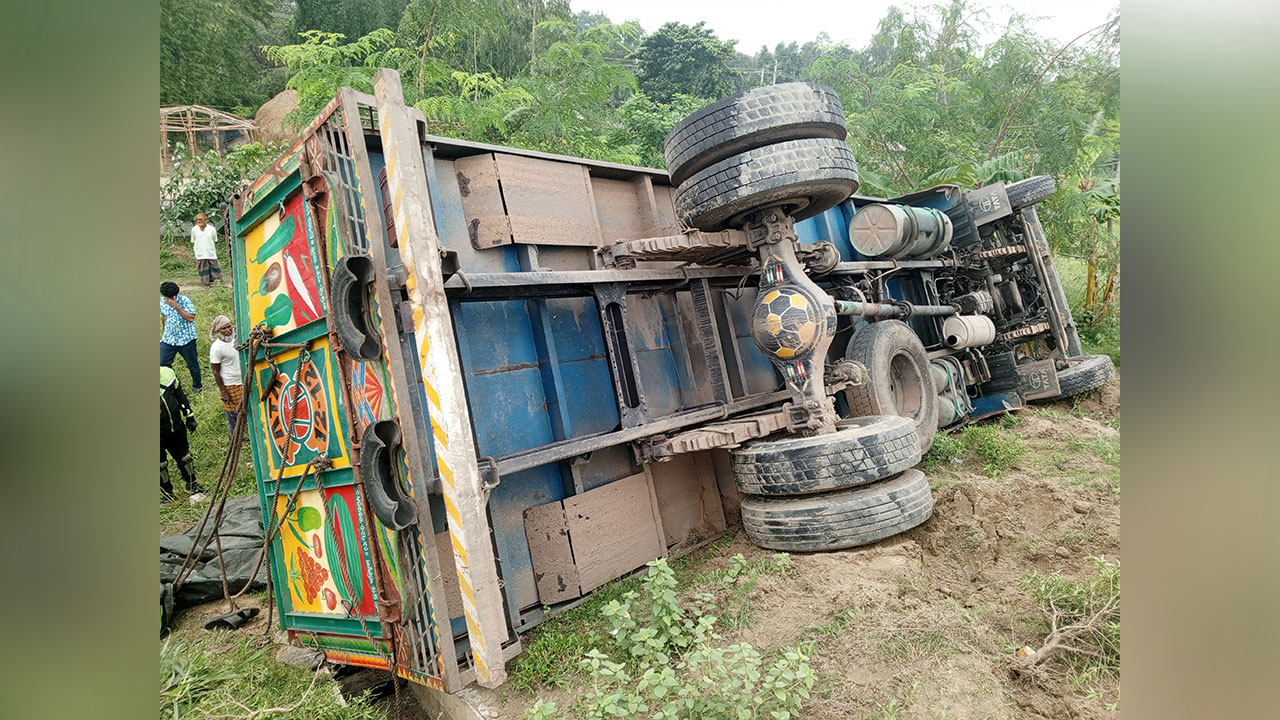 দুর্ঘটনাকবলিত ট্রাক