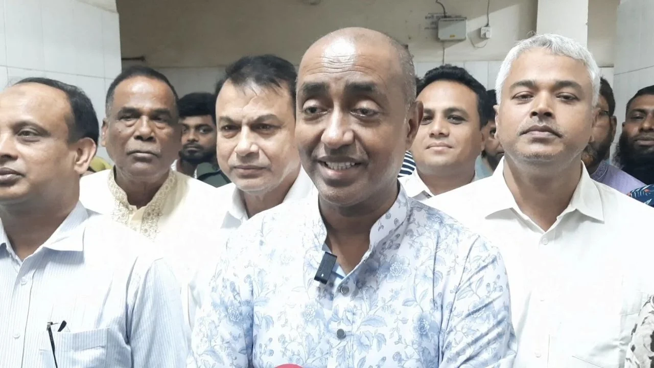 প্রথম সমাচার Prothom Somachar আইনমন্ত্রী মো. আসাদুজ্জামান শৈলকূপা উপজেলা স্বাস্থ্য কমপ্লেক্স পরিদর্শনের পর গণমাধ্যমকর্মীদের সাথে কথা বলছেন।