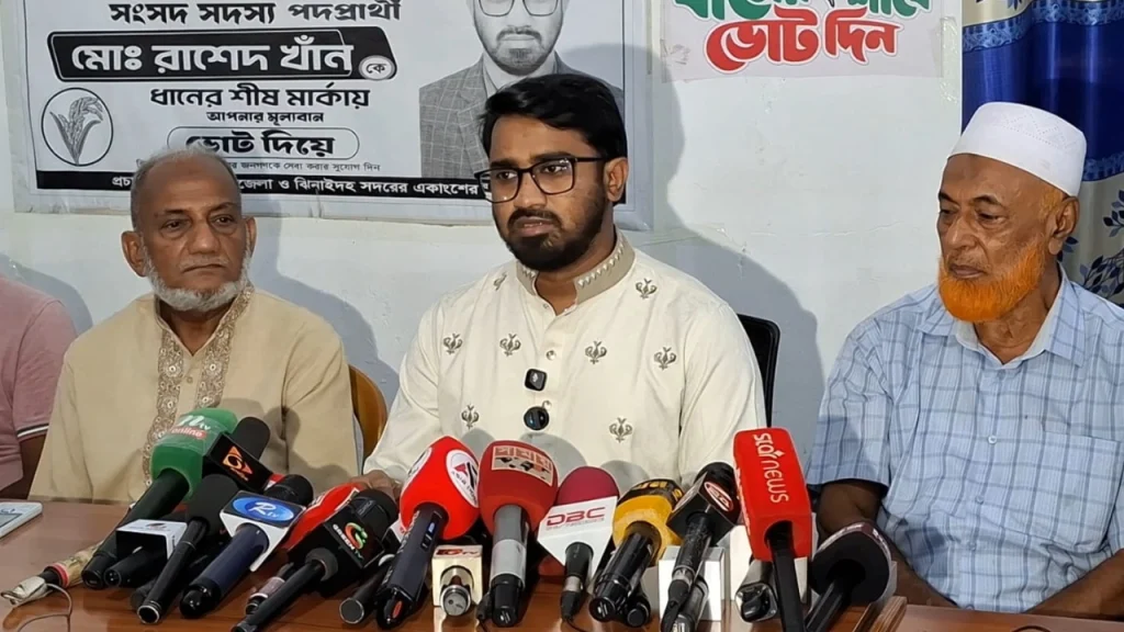 প্রথম সমাচার Prothom Somachar গণঅধিকার পরিষদের সাবেক সাধারণ সম্পাদক ও বিএনপি নেতা রাশেদ খান ঝিনাইদহের কালীগঞ্জে সংবাদ সম্মেলনে বক্তব্য রাখছেন।