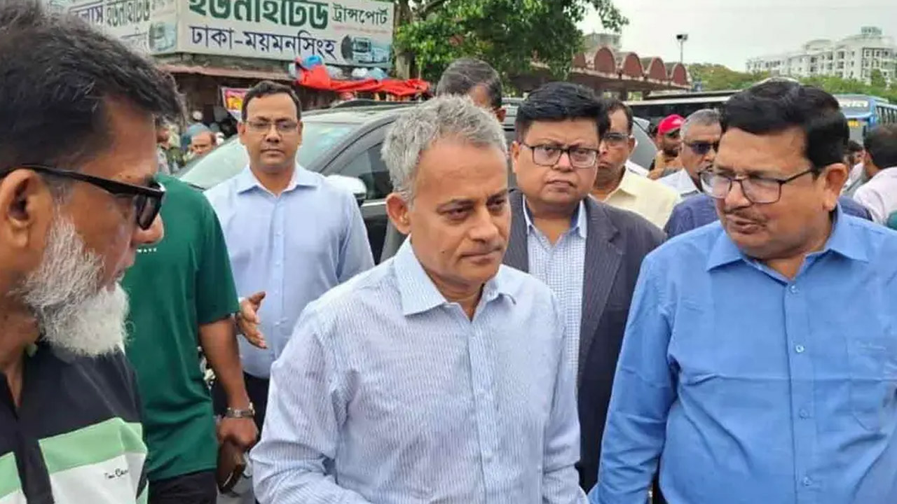 প্রথম সমাচার Prothom Somachar সড়ক পরিবহন ও সেতু মন্ত্রী শেখ রবিউল আলম মহাখালী বাস টার্মিনাল পরিদর্শনকালে ঈদযাত্রা সন্তোষজনক দাবি করছেন।