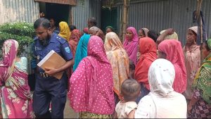 প্রথম সমাচার Prothom Somachar গাইবান্ধার সাঘাটা উপজেলায় সংঘবদ্ধ ধর্ষণের ঘটনায় পুলিশ কর্তৃক তিন যুবককে আটকের দৃশ্য।