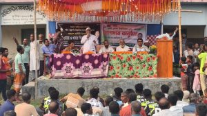 প্রথম সমাচার Prothom Somachar ঝিনাইদহের মহেশপুরে জামায়াত নেতাকর্মীদের বিএনপিতে যোগদানের অনুষ্ঠানে ফুল হাতে নেতারা।