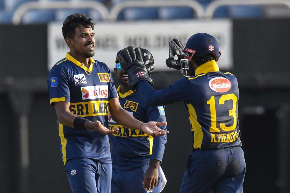 প্রথম সমাচার Prothom Somachar শ্রীলঙ্কার অধিনায়ক কুশল মেন্ডিস ওয়েস্ট ইন্ডিজের বিপক্ষে ঐতিহাসিক ওয়ানডে সিরিজ জয়ের ট্রফি হাতে উল্লাস করছেন।