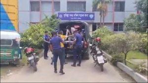 প্রথম সমাচার Prothom Somachar কুমিল্লায় নিষিদ্ধ ঘোষিত ছাত্রলীগের বিক্ষোভ মিছিল থেকে নেতাকর্মীদের গ্রেফতারের দৃশ্য।