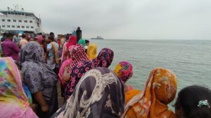 প্রথম সমাচার Prothom Somachar দৌলতদিয়া ফেরিঘাটে পন্টুন ভেঙে পদ্মা নদীতে ডুবে যাওয়া যাত্রীবাহী বাস।