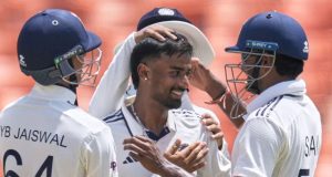 প্রথম সমাচার Prothom Somachar অভিষেক টেস্টে বল হাতে জাদু দেখালেন তরুণ বাঁহাতি স্পিনার মানভ সুথার, আফগানিস্তানের বিপক্ষে ৬ উইকেট শিকার করে ভারতের জয় নিশ্চিত করলেন।