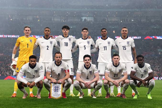 প্রথম সমাচার Prothom Somachar ইংল্যান্ড ফুটবল দলের খেলোয়াড়রা ২০২৬ বিশ্বকাপ জয়ের লক্ষ্যে মাঠে নামার প্রস্তুতি নিচ্ছেন, যেখানে অধিনায়ক হ্যারি কেইন এবং কোচ টমাস টুখেলকে দেখা যেতে পারে।