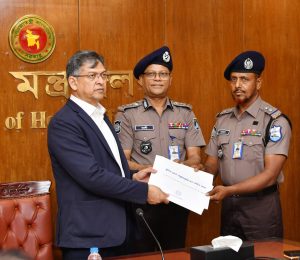 প্রথম সমাচার Prothom Somachar স্বরাষ্ট্রমন্ত্রী সালাহউদ্দিন আহমদ পুলিশ সদস্যদের পুরস্কার ও সনদ প্রদান করছেন, যা তাদের নৈতিক মনোবল বৃদ্ধি ও জনবান্ধব পুলিশ গঠনে উৎসাহিত করবে।