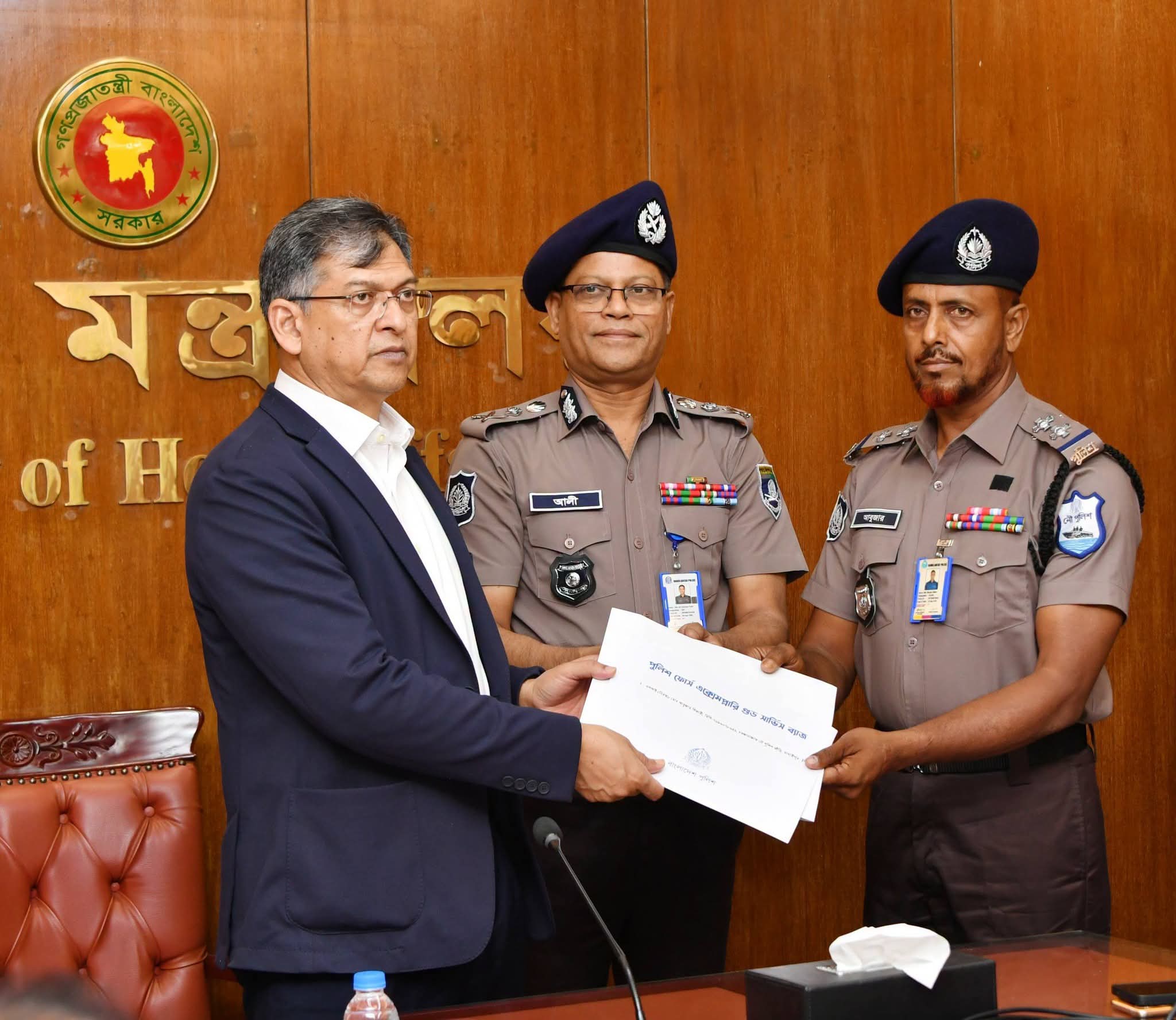 প্রথম সমাচার Prothom Somachar স্বরাষ্ট্রমন্ত্রী সালাহউদ্দিন আহমদ পুলিশ সদস্যদের পুরস্কার ও সনদ প্রদান করছেন, যা তাদের নৈতিক মনোবল বৃদ্ধি ও জনবান্ধব পুলিশ গঠনে উৎসাহিত করবে।