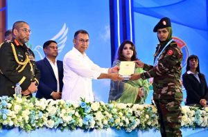 প্রথম সমাচার Prothom Somachar প্রধানমন্ত্রী তারেক রহমান আন্তর্জাতিক জাতিসংঘ শান্তিরক্ষী দিবসে শাহাদাতবরণকারী শান্তিরক্ষীদের পরিবারের সদস্যদের সম্মাননা প্রদান করছেন।