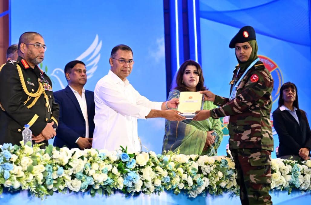 প্রথম সমাচার Prothom Somachar প্রধানমন্ত্রী তারেক রহমান আন্তর্জাতিক জাতিসংঘ শান্তিরক্ষী দিবসে শাহাদাতবরণকারী শান্তিরক্ষীদের পরিবারের সদস্যদের সম্মাননা প্রদান করছেন।
