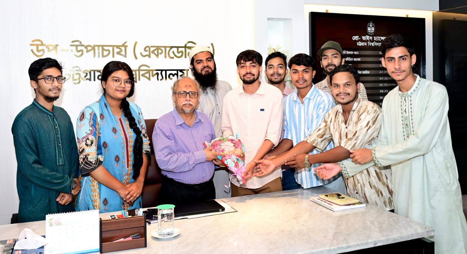 প্রথম সমাচার Prothom Somachar চট্টগ্রাম বিশ্ববিদ্যালয়ের নবনিযুক্ত উপ-উপাচার্যদের সাথে বাংলাদেশ তরুণ কলাম লেখক ফোরামের শুভেচ্ছা বিনিময়।