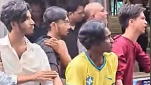 প্রথম সমাচার Prothom Somachar ফেনীতে মুখে মাস্ক পরে আওয়ামী লীগ কর্মীদের ঝটিকা মিছিল, ব্যানার হাতে স্লোগানরত অবস্থায়।