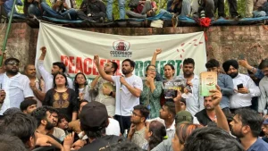 প্রথম সমাচার Prothom Somachar নয়াদিল্লিতে ককরোচ জনতা পার্টির সমাবেশে শিক্ষাব্যবস্থার অনিয়ম ও প্রশ্নফাঁসের বিরুদ্ধে তরুণদের বিক্ষোভ।