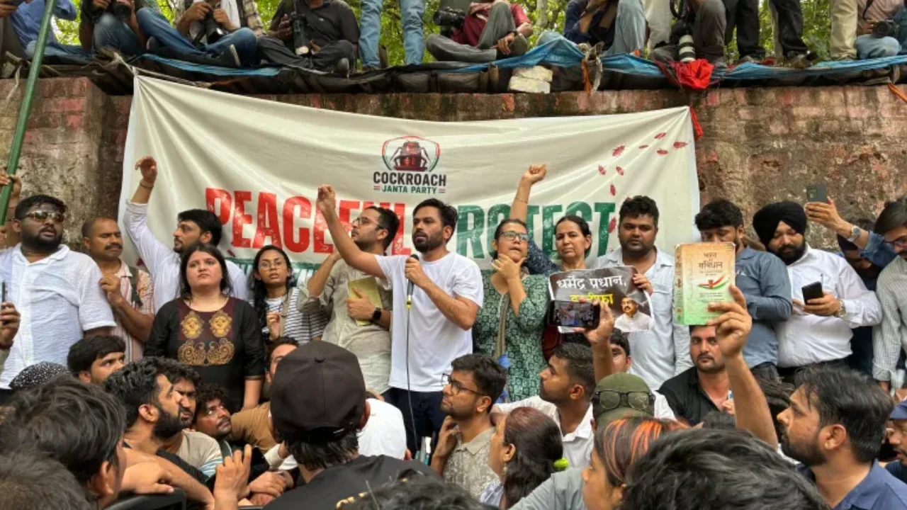 প্রথম সমাচার Prothom Somachar নয়াদিল্লিতে ককরোচ জনতা পার্টির সমাবেশে শিক্ষাব্যবস্থার অনিয়ম ও প্রশ্নফাঁসের বিরুদ্ধে তরুণদের বিক্ষোভ।