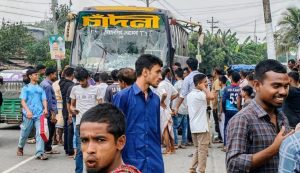 প্রথম সমাচার Prothom Somachar নেত্রকোণা-ময়মনসিংহ মহাসড়কে দুই বাসের মুখোমুখি সংঘর্ষের পর দুমড়ে যাওয়া বাস ও উদ্ধার কার্যক্রম।