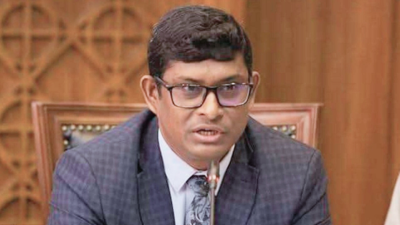 প্রথম সমাচার Prothom Somachar জাতীয় পার্টির মহাসচিব শামীম হায়দার পাটোয়ারী বরিশাল বিভাগীয় মতবিনিময় সভায় বক্তব্য রাখছেন।