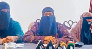 প্রথম সমাচার Prothom Somachar চট্টগ্রামে জাতীয় নাগরিক পার্টির (এনসিপি) দুই নেতার বিরুদ্ধে অনৈতিক প্রস্তাব ও হয়রানির অভিযোগ তুলে সংবাদ সম্মেলনে বক্তব্য দিচ্ছেন এক নারী কর্মী।