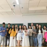 প্রথম সমাচার Prothom Somachar একজন শিক্ষার্থীর চীনা ভাষা শেখা ও সংস্কৃতি আবিষ্কারের আনন্দময় মুহূর্ত, যেখানে চীনা অক্ষর, বই এবং সাংস্কৃতিক উপাদান বিদ্যমান।