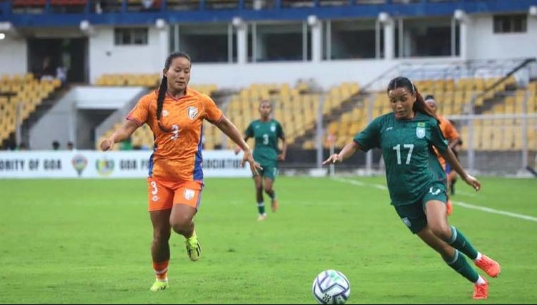 প্রথম সমাচার Prothom Somachar সাফ নারী চ্যাম্পিয়নশিপের ফাইনালে ভারতের কাছে হেরে রানার্স-আপ হওয়া বাংলাদেশ নারী ফুটবল দলের ট্রফি গ্রহণের মুহূর্ত।