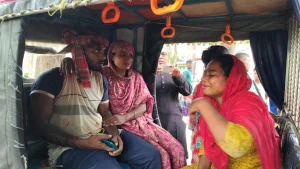 প্রথম সমাচার Prothom Somachar সাতক্ষীরার শ্যামনগরে সরকারি খালের নিয়ন্ত্রণ ও মাছ ধরা নিয়ে রাজনৈতিক দলের সংঘর্ষে আহত ব্যক্তিরা।