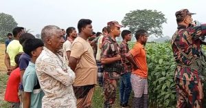 প্রথম সমাচার Prothom Somachar মেহেরপুরের তেঁতুলবাড়িয়া সীমান্তে বিএসএফের পুশইন প্রচেষ্টা রুখে দিচ্ছে বিজিবি ও স্থানীয় জনতা।