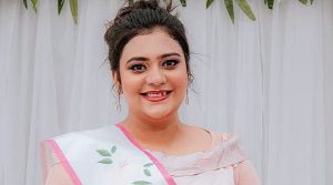 প্রথম সমাচার Prothom Somachar জনপ্রিয় উপস্থাপিকা দীপ্তি চৌধুরী তাঁর স্বামী মুশতাক ইবনে আইয়ুবের সাথে বিয়ের পোশাকে হাসিমুখে পোজ দিচ্ছেন।