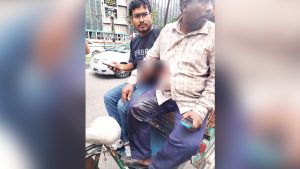 প্রথম সমাচার Prothom Somachar মতিঝিলে জনতা ব্যাংকের সামনে ১৭ লাখ টাকা ছিনতাইয়ের পর গুলিবিদ্ধ মানি এক্সচেঞ্জ ব্যবসায়ী লোকমানকে উদ্ধার করা হচ্ছে।
