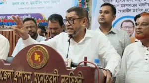 প্রথম সমাচার Prothom Somachar স্বাস্থ্যমন্ত্রী সরদার সাখাওয়াত হোসেন বকুল নরসিংদীর মনোহরদীতে এক অনুষ্ঠানে বক্তব্য রাখছেন, যেখানে তিনি আদ্-দ্বীন হাসপাতালের লাইসেন্স বাতিল এবং নতুন স্বাস্থ্যসেবা পরিকল্পনার কথা ঘোষণা করেন।