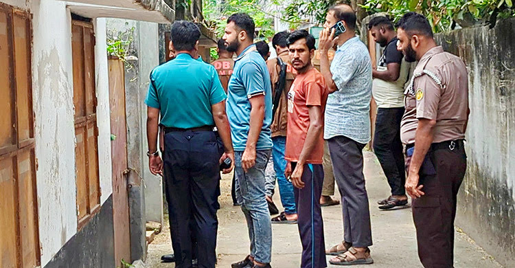 প্রথম সমাচার Prothom Somachar রাজশাহী নগরীতে পারিবারিক কলহের জেরে নিহত স্কুলশিক্ষকের মরদেহ উদ্ধার ও পুলিশি তদন্তের দৃশ্য।