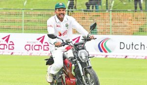 প্রথম সমাচার Prothom Somachar টি-টোয়েন্টি বিশ্বকাপ শুরুর আগে সংবাদ সম্মেলনে বাংলাদেশ দলের অধিনায়ক নাজমুল হোসেন শান্ত, যিনি দলের ভেতরের সমালোচনা নিয়ে ক্ষোভ প্রকাশ করছেন।