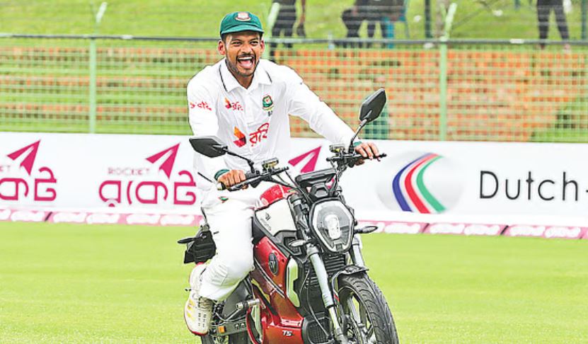 প্রথম সমাচার Prothom Somachar টি-টোয়েন্টি বিশ্বকাপ শুরুর আগে সংবাদ সম্মেলনে বাংলাদেশ দলের অধিনায়ক নাজমুল হোসেন শান্ত, যিনি দলের ভেতরের সমালোচনা নিয়ে ক্ষোভ প্রকাশ করছেন।