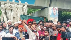 প্রথম সমাচার Prothom Somachar ঢাকা বিশ্ববিদ্যালয়ে ইনকিলাব মঞ্চের বিক্ষোভ মিছিল, শরিফ ওসমান বিন হাদি হত্যার বিচার দাবিতে।