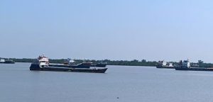 প্রথম সমাচার Prothom Somachar সুন্দরবনে সশস্ত্র দস্যুদের হামলার শিকার ভারতগামী কার্গো জাহাজ 'এমভি আব্দুল হাকিম-১' এর ছবি।