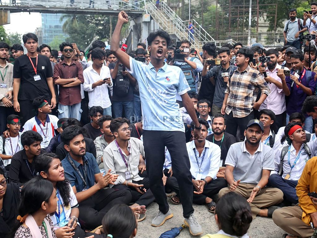 প্রথম সমাচার Prothom Somachar এইচএসসি পরীক্ষার্থীদের প্রতিনিধিদল সচিবালয়ে প্রবেশ করে ৬ দফা দাবি পেশ করছে।
