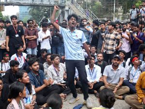 প্রথম সমাচার Prothom Somachar এইচএসসি পরীক্ষার্থীদের প্রতিনিধিদল সচিবালয়ে প্রবেশ করে ৬ দফা দাবি পেশ করছে।