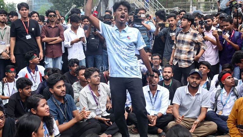 প্রথম সমাচার Prothom Somachar এইচএসসি পরীক্ষার্থীদের প্রতিনিধিদল সচিবালয়ে প্রবেশ করে ৬ দফা দাবি পেশ করছে।