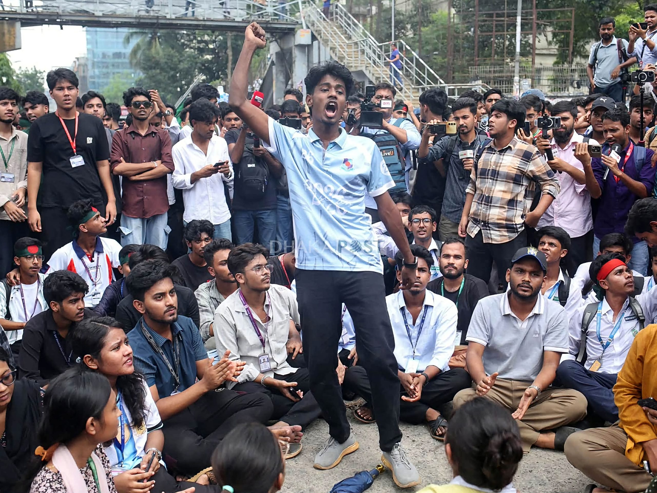 প্রথম সমাচার Prothom Somachar এইচএসসি পরীক্ষার্থীদের প্রতিনিধিদল সচিবালয়ে প্রবেশ করে ৬ দফা দাবি পেশ করছে।