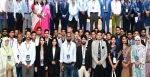প্রথম সমাচার Prothom Somachar চট্টগ্রাম বিশ্ববিদ্যালয়ে আয়োজিত আন্তর্জাতিক সম্মেলনের সমাপনী দিনের দৃশ্য, যেখানে গবেষকরা ডিজিটাল শাসন ও আন্তর্জাতিক সম্পর্ক নিয়ে আলোচনা করছেন।