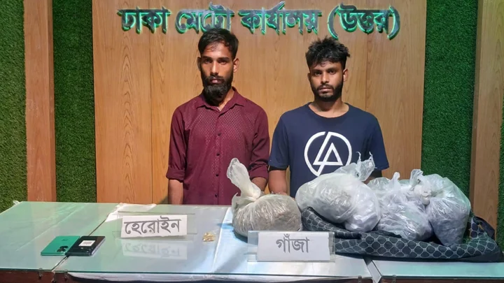 প্রথম সমাচার Prothom Somachar একটি ডিজিটাল ডিভাইসে ফটোকার্ড ডাউনলোডের আইকন এবং প্রক্রিয়া দেখানো হচ্ছে।