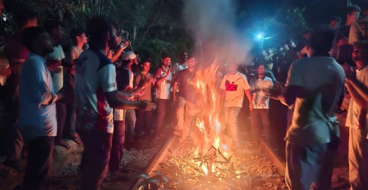 রাবি শিক্ষার্থীকে মারধর: রেল অবরোধ-ভাঙচুর, আরএনবির ৪ সদস্য বরখাস্ত