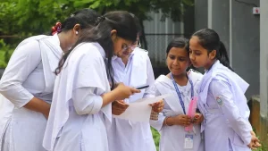 প্রথম সমাচার Prothom Somachar একাদশ শ্রেণিতে অনলাইন ভর্তি ফলাফলের ঘোষণা, যেখানে শিক্ষার্থীরা তাদের নির্বাচিত কলেজের তালিকা দেখছে।