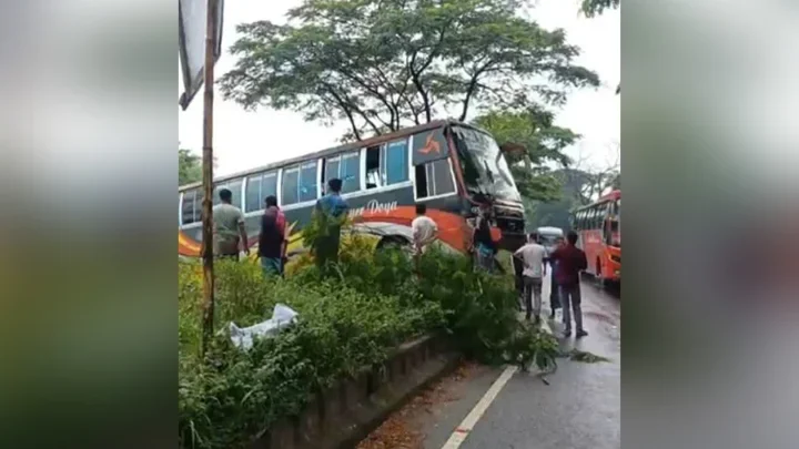 নিয়ন্ত্রণ হারিয়ে আইল্যান্ডে উঠে পড়ল যাত্রীবাহী বাস