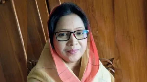 প্রথম সমাচার Prothom Somachar কুমিল্লার সাবেক মহিলা ভাইস চেয়ারম্যান ও আওয়ামী লীগ নেত্রী হোসনে আরা বকুলের গ্রেফতারের পর তার প্রতিকৃতি।