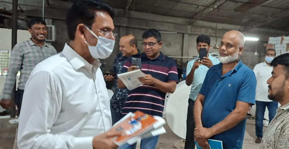 ছাপাখানায় মধ্যরাতে শিক্ষামন্ত্রী, যাচাই করলেন বইয়ের মান