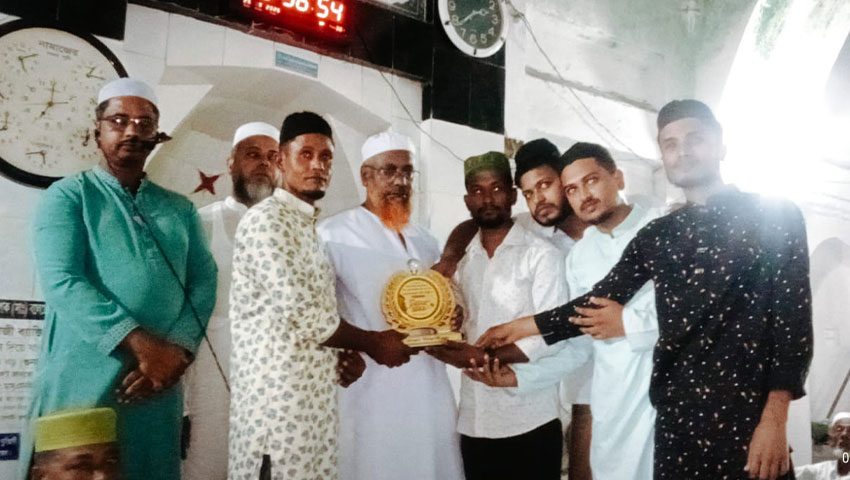 ২৭ বছর দায়িত্ব পালনের পর ইমামকে বিদায়, দেওয়া হলো লাখ টাকা উপহার